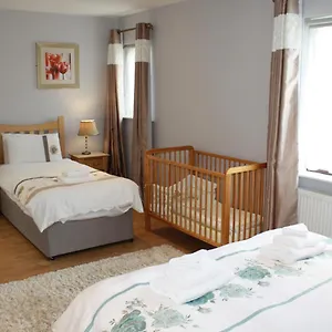  Holiday home Town Centre Location -Free Private Parking -Luxury 4 Bedroom House All En-Suite With Power Showers -Full Kitchen, 2 Living Rooms - Great Location - Shops And Restaurants 3-Minute Walk -Fast Wi-Fi -Sleeps 9 Guests Ireland